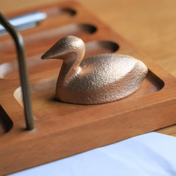 カイツブリのペーパーウェイト　琵琶湖の水鳥の置物　銅合金製 3枚目の画像