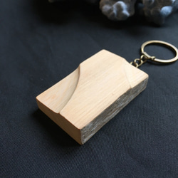 ケケ_ _ヒノキの木材チップキーホルダー 2枚目の画像