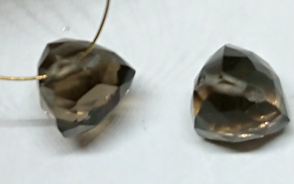 2個　ナチュラル　宝石質スモーキークォーツ　鏡面カット三角形ビーズ　6x7㎜㎜ 2枚目の画像