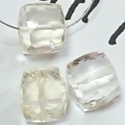 初夏セール　1個大サイズ　ナチュラル　宝石質レモンクォーツ　キューブカットビーズ　8x8㎜ 1枚目の画像