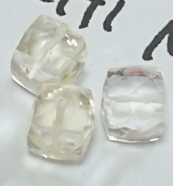 初夏セール　1個大サイズ　ナチュラル　宝石質レモンクォーツ　キューブカットビーズ　8x8㎜ 3枚目の画像