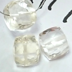初夏セール　1個大サイズ　ナチュラル　宝石質レモンクォーツ　キューブカットビーズ　8x8㎜ 4枚目の画像