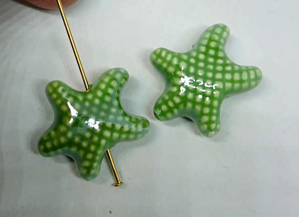 2個　星形セラミックビーズ　グリーン　18x10㎜ 1枚目の画像