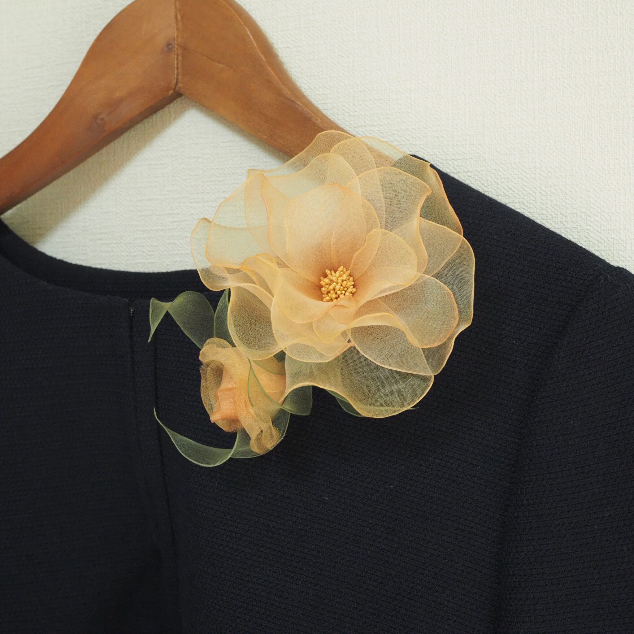 シルクのコサージュ 二輪 ベージュ