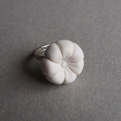 白い花のリング 1枚目の画像