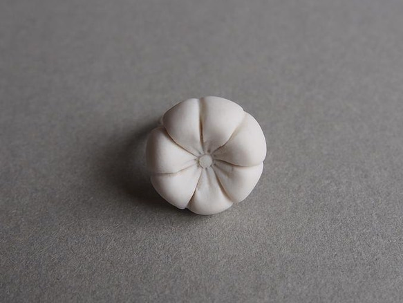 白い花のリング 2枚目の画像