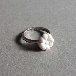 小さな花の指輪 2枚目の画像