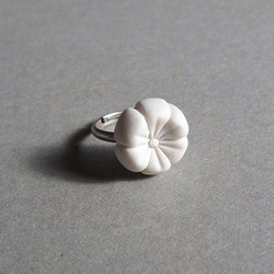 白い花のリング 2枚目の画像