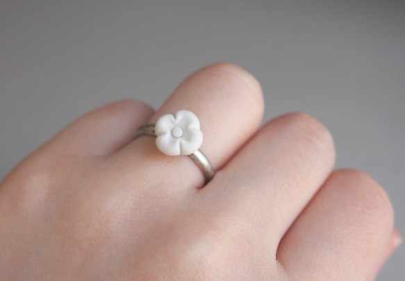 小さな花の指輪 2枚目の画像