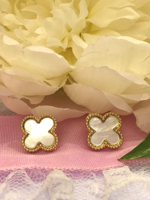ヴァンクリ風白蝶貝クローバーモチーフピアス ピアス（スタッド・一粒