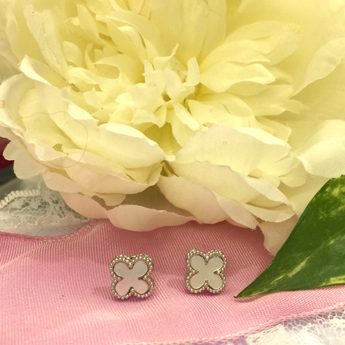 ヴァンクリ風白蝶貝クローバーモチーフピアス ピアス（スタッド