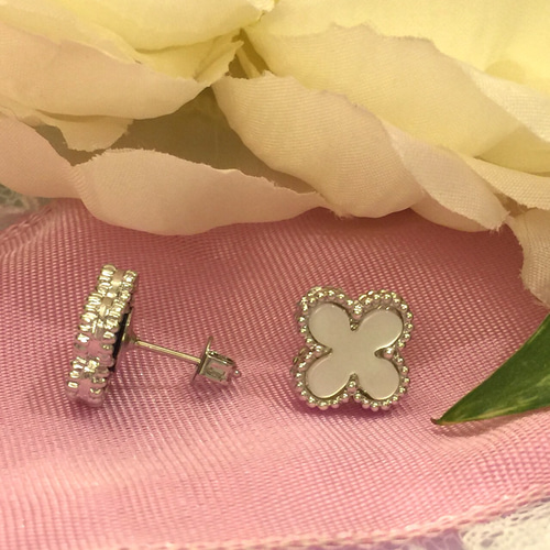 ヴァンクリ風白蝶貝クローバーモチーフピアス ピアス（スタッド