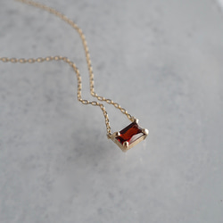 [January] Garnet baguette necklace [P086K10YG(GA)] 2枚目の画像