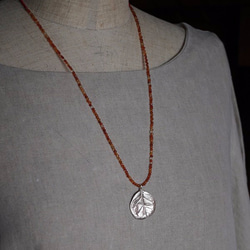 Feijoa leaf necklace (round) {P074SV(NS)} 2枚目の画像