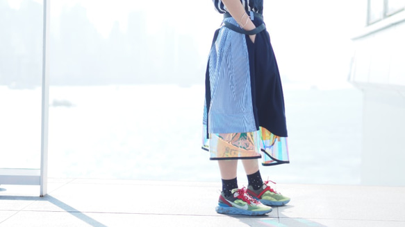 HOLOGRAPHIC TRANSPARENT STRIPE LAYERED BLUE SKIRT 第1張的照片