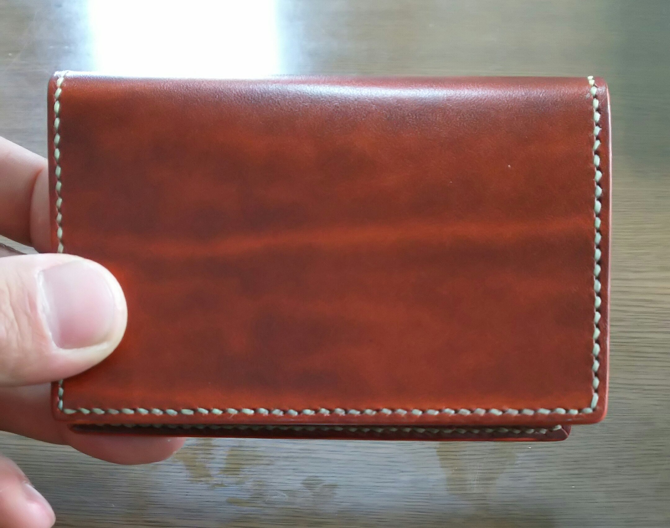 あっ！と思わせる高級感！ベルギー産最高級レザーのルガトショルダーで作る完全総手縫いの名刺いれ！