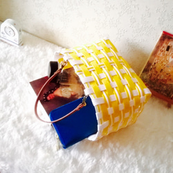 ✨【再販】♥かわいい　人気のかごバッグ(格子柄)　ストライプ　浴衣バッグ　プレゼント　クラフトバンド　黄色　イエロー 4枚目の画像