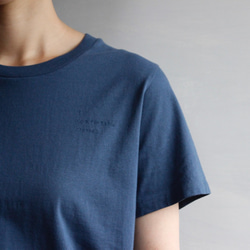 “comfortable clothes”プリントTシャツ/indigo blue 2枚目の画像