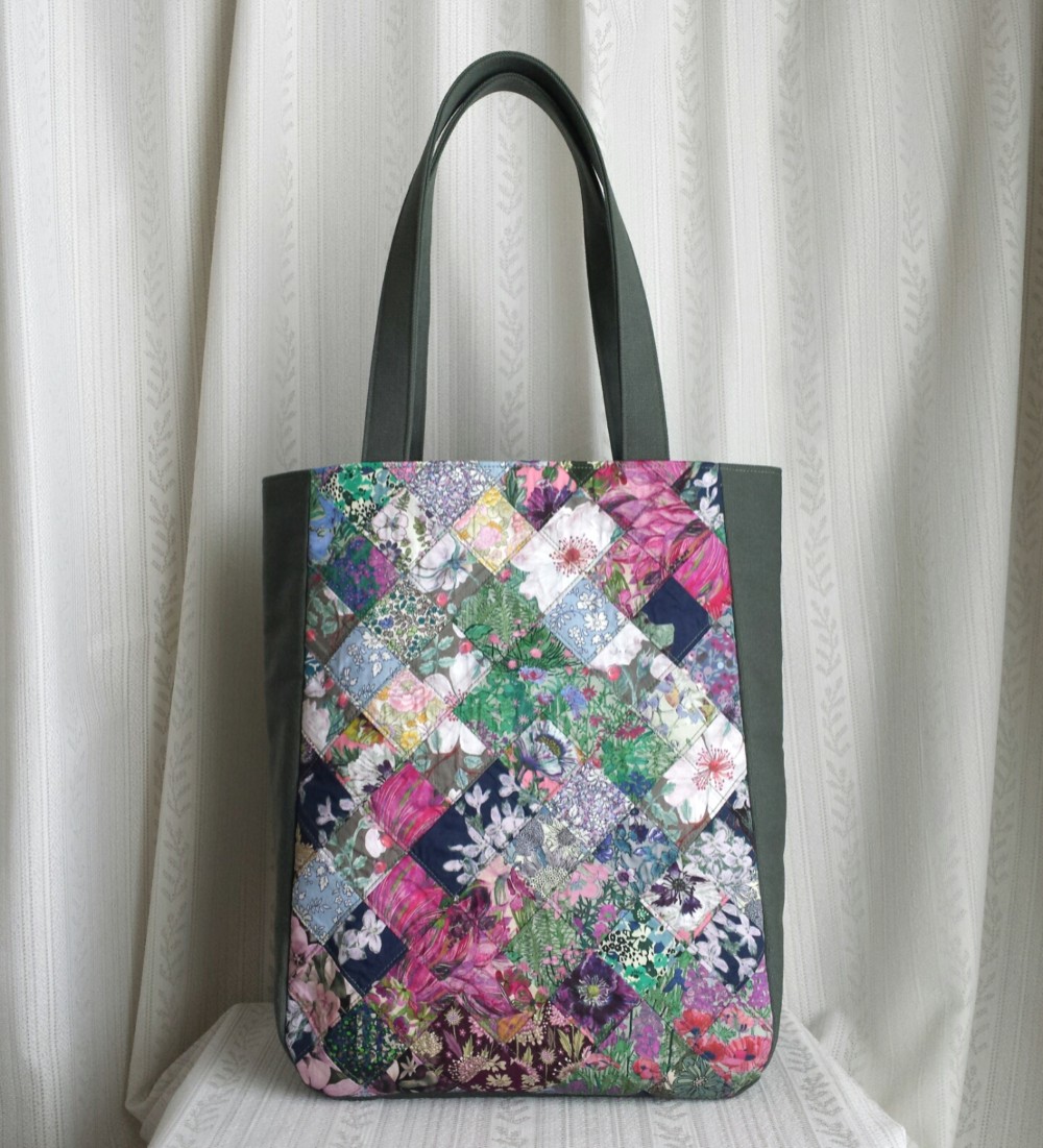 ✿リバティ✕パッチワーク✿　渋くまとめた大きなトートバッグ　ご注文品 リバティパッチワークトート「春かすみ」 トートバッグ Amikoko