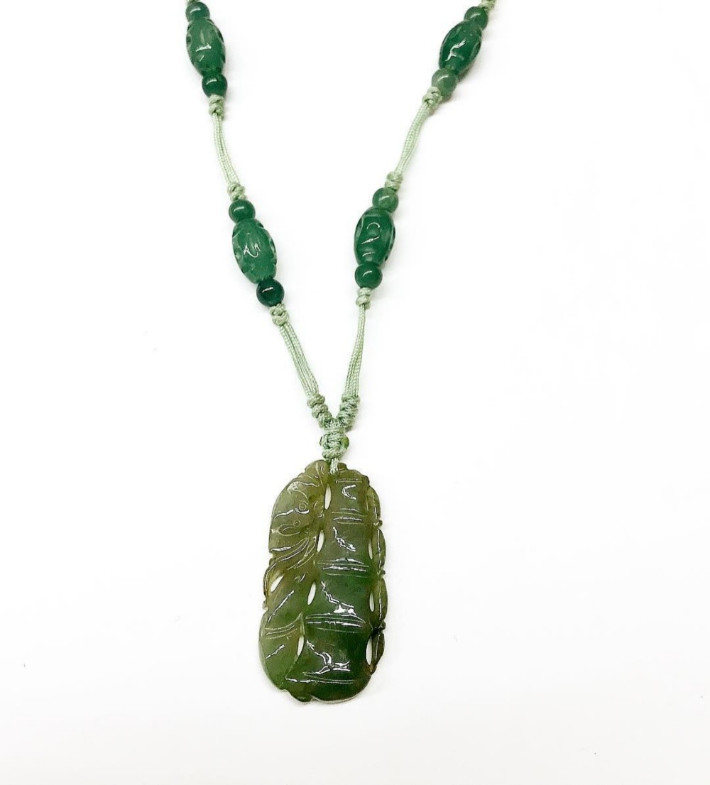 翡翠　濃緑の縁起竹柄と蛙のネックレス