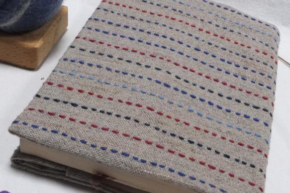 ちょい和風で元気なカラーの文庫本用ブックカバー　（青赤）　刺し子 1枚目の画像