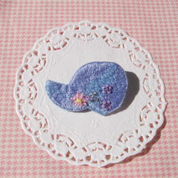 キャスケットの刺繍ブローチ(淡い紫） 1枚目の画像