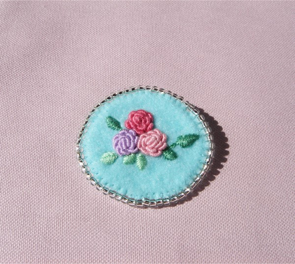 ピンクローズの刺繍ブローチ 1枚目の画像