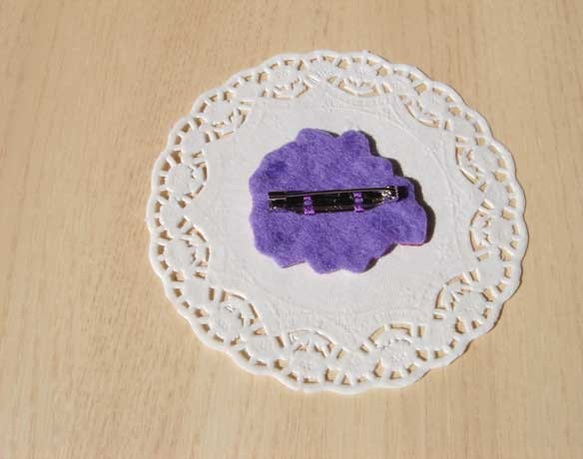 薔薇の刺繍ブローチ（紫） 3枚目の画像