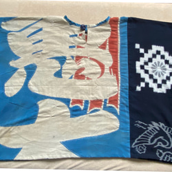 泥染幟旗と藍染絵絣のボックスプルオーバー　男女兼用 4枚目の画像