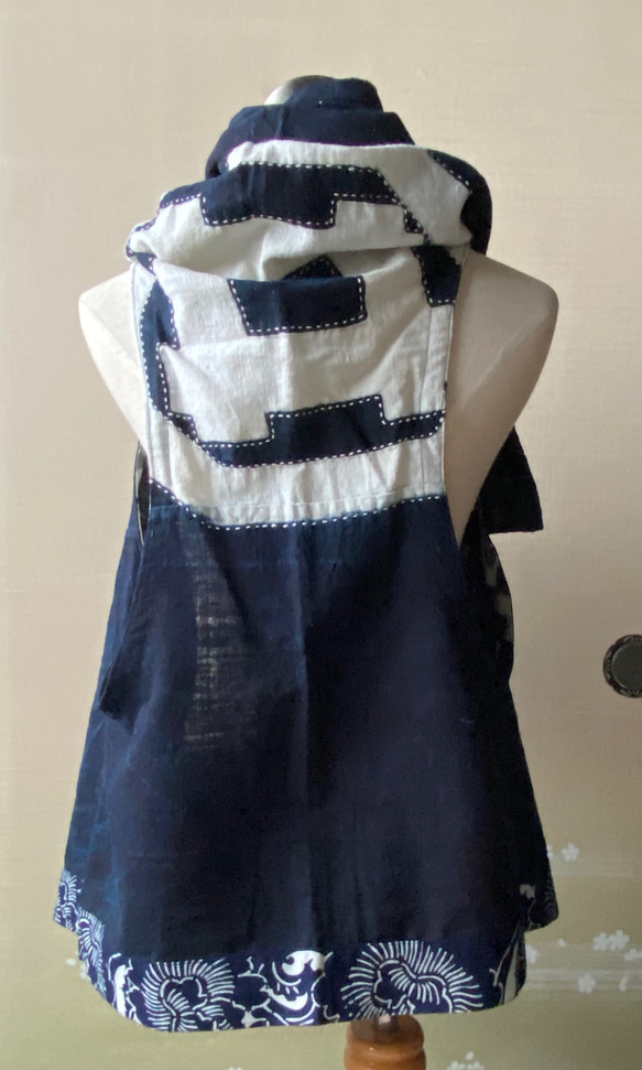 送料無料＊ 古布 家紋藍染筒描木綿と藍型染sashikoベスト その他  