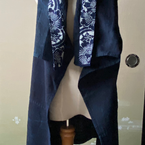 送料無料＊ 古布 家紋藍染筒描木綿と藍型染sashikoベスト その他  