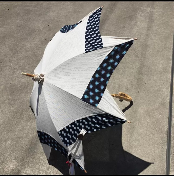 綿紬と雪ん子絣の日傘 2枚目の画像