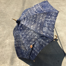 縦 日傘藍更紗ローケツ手染め 初夏の持ち物 2枚目の画像