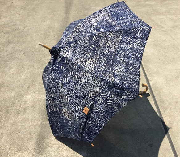 縦 日傘藍更紗ローケツ手染め 初夏の持ち物 2枚目の画像