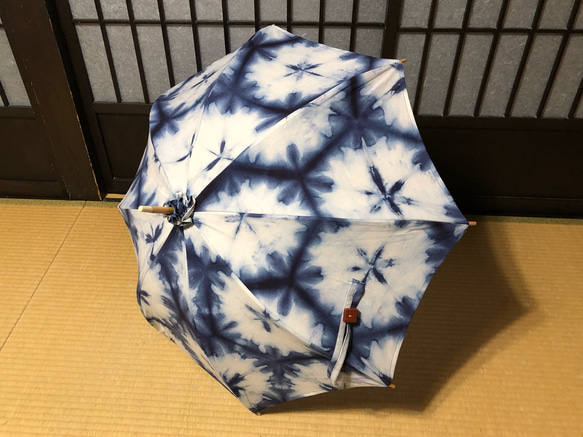 泥染型染板締め雪花絞り染の日傘