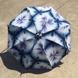 藍雪花絞り染めの日傘×瓦ボタン 2枚目の画像