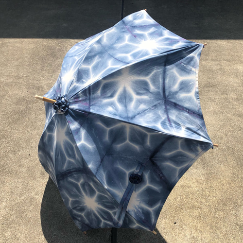 藍板締め雪花絞り染の日傘