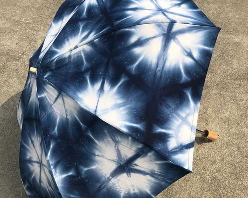 藍染め幾何学模様 日傘 木製ハンドル 藍染め幾何学模様 日傘 木製ハンドル