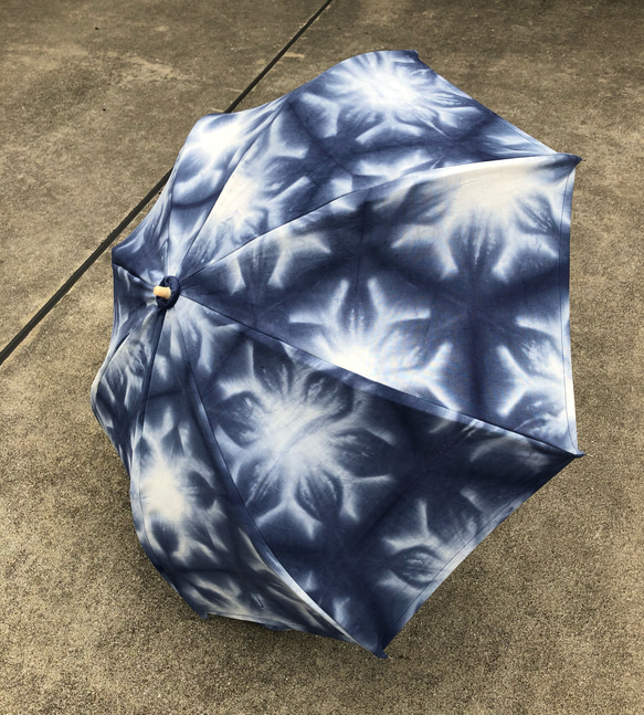 藍板締め雪花絞り染の日傘 SALE 華 折りたたみ日傘 藍手染め×雪花絞り板締め 傘・日傘