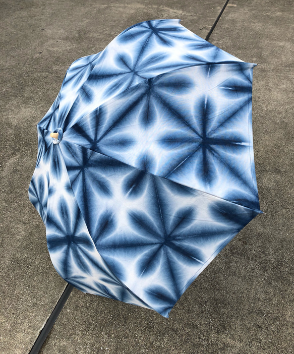 雪花絞り染めの日傘 藍染 呼び寄せる
