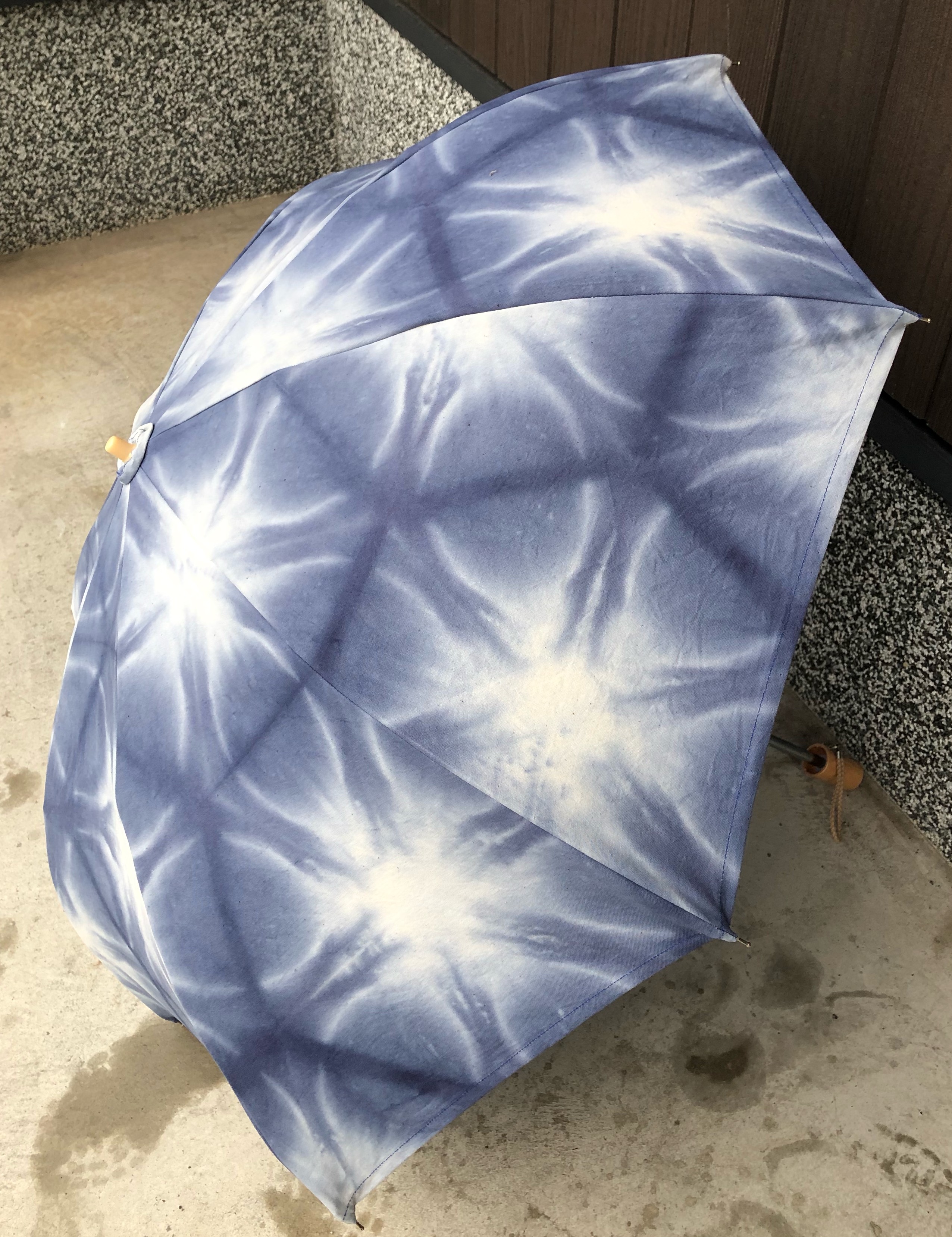 藍板締め雪花絞り染めの日傘 藍板締め雪花絞り染めの日傘