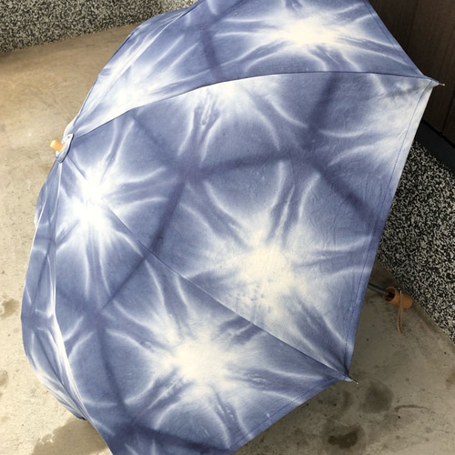 藍板締め雪花絞り染の日傘