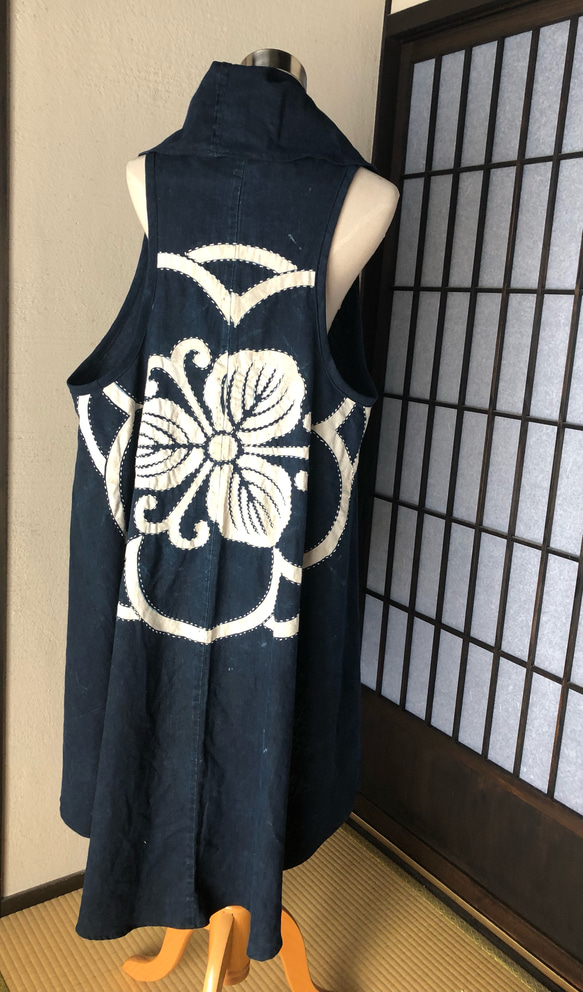 2025年のクリスマスの特別な衣装 sashiko×丸に九曜家紋、古布藍筒描木綿円形ベスト＆ストール トップス