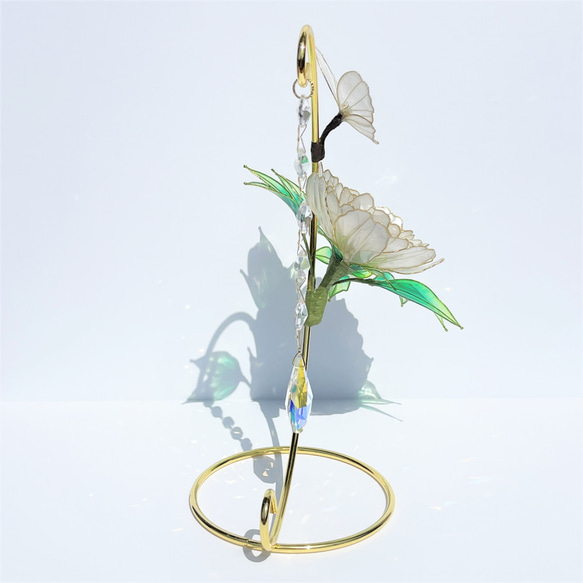 小さな蝶と牡丹のサンキャッチャー【白・緑・インテリア】 8枚目の画像