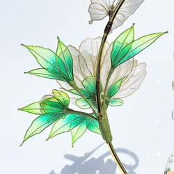 小さな蝶と牡丹のサンキャッチャー【白・緑・インテリア】 10枚目の画像