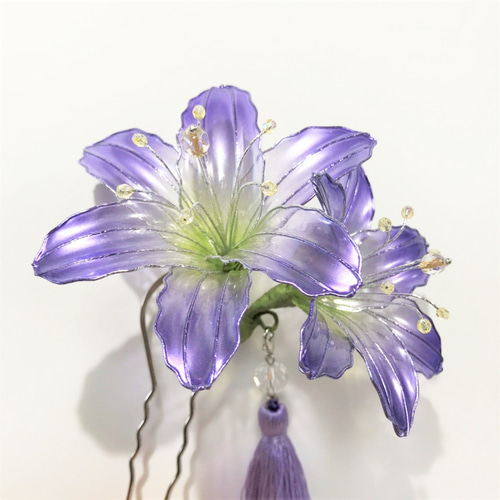 蝶が舞う百合のワイヤーフレーム【白×黄緑・インテリア・シルバー