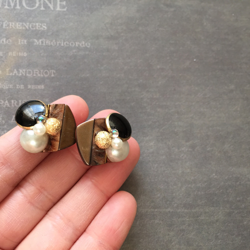 アンティークボタンカボションピアスorイヤリング ブラウン ピアス  