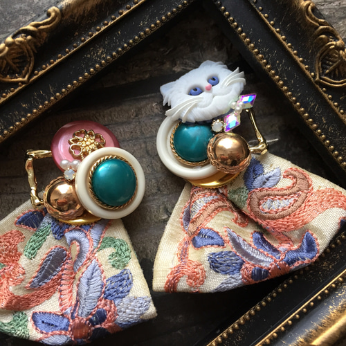 インド刺繍リボン 猫 刺繍ビーズ　ピアスorイヤリング purple flower & インド刺繍リボン イヤリング／ピアス