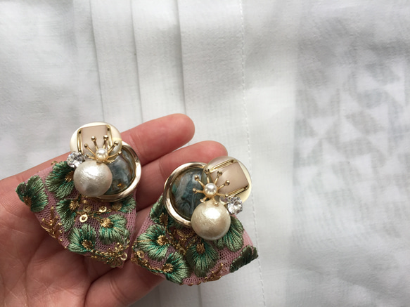 インド刺繍 リボンとカボションボタン ピアスorイヤリング ピアス