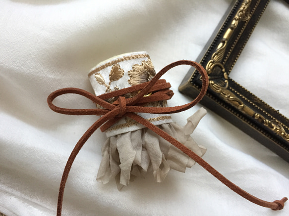 【再販】インド刺繍 リボン ポニーフック ラップリボン リボンラップ 白×ベージュレース 3枚目の画像